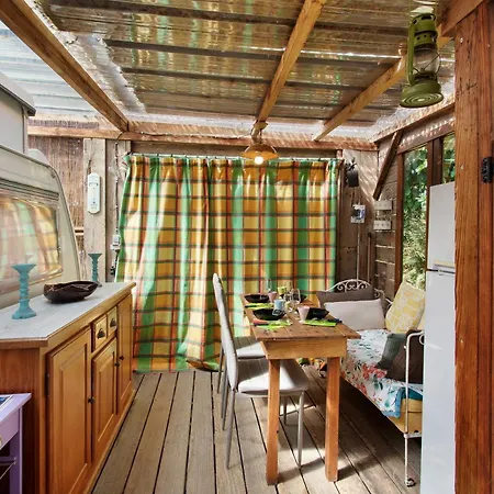 Caravane Au Jardin
